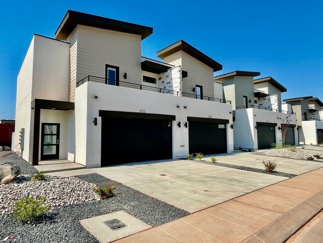 Building Photo - 632 Elmbrook