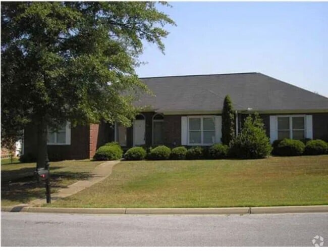 Building Photo - Beautiful 4 Bedroom 3.5 Bath Brick Home Av...