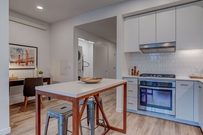 Building Photo - Luxury One Bedroom on Division near Salt &...