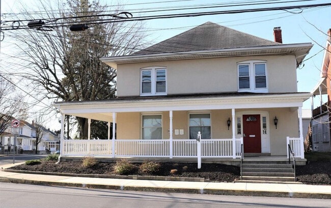 Front entrance - 1018 Main St Unit 1