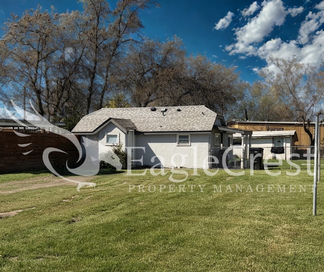 Building Photo - Comfortable 2-Bedroom Home with Fenced Yard & Washer/Dryer Hookups