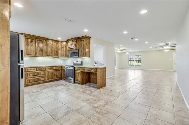 Photo - 2111 E Lott Ave