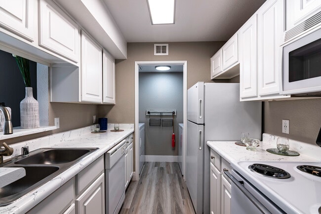 Cocina de casa modelo de dos habitaciones - Bay Breeze Apartments