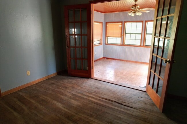 Photo - 460 Rogers St NW