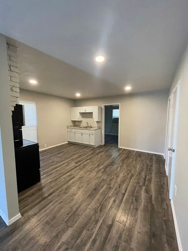 Building Photo - 220 E Springer Ave Rental