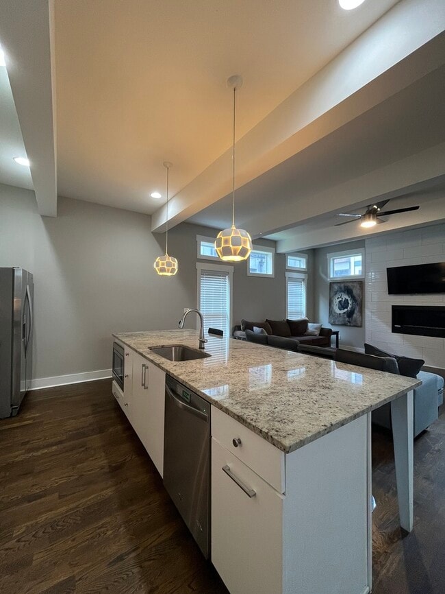 Photo - Spacious 5-Bedroom Haven with Modern Comfo...