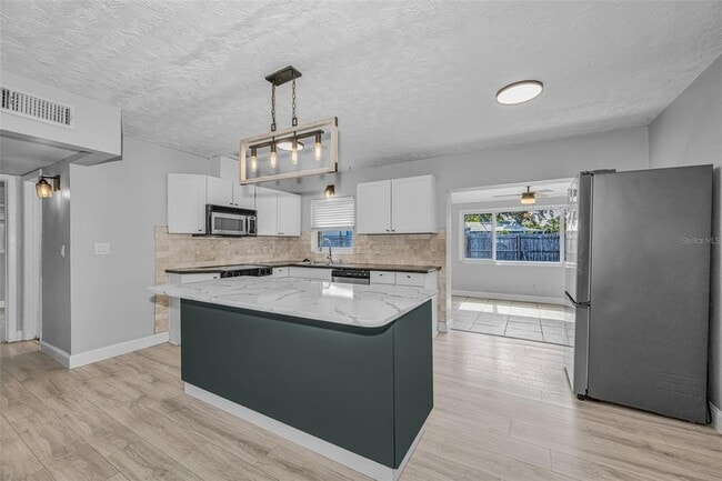 Photo - 839 13th Ave SW