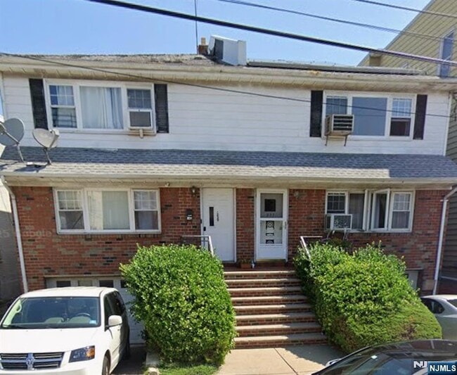 Building Photo - 239 Riverview Pl
