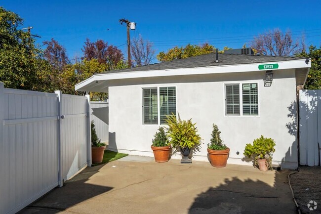 Building Photo - 13521 Hamlin St Rental