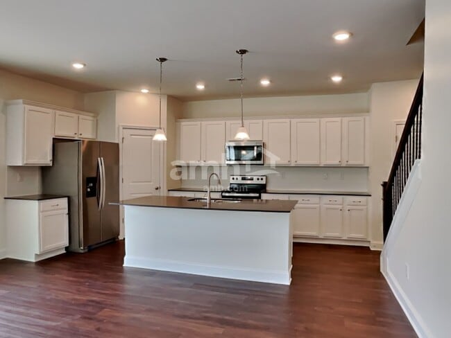 Photo - 560 Rivermist Dr