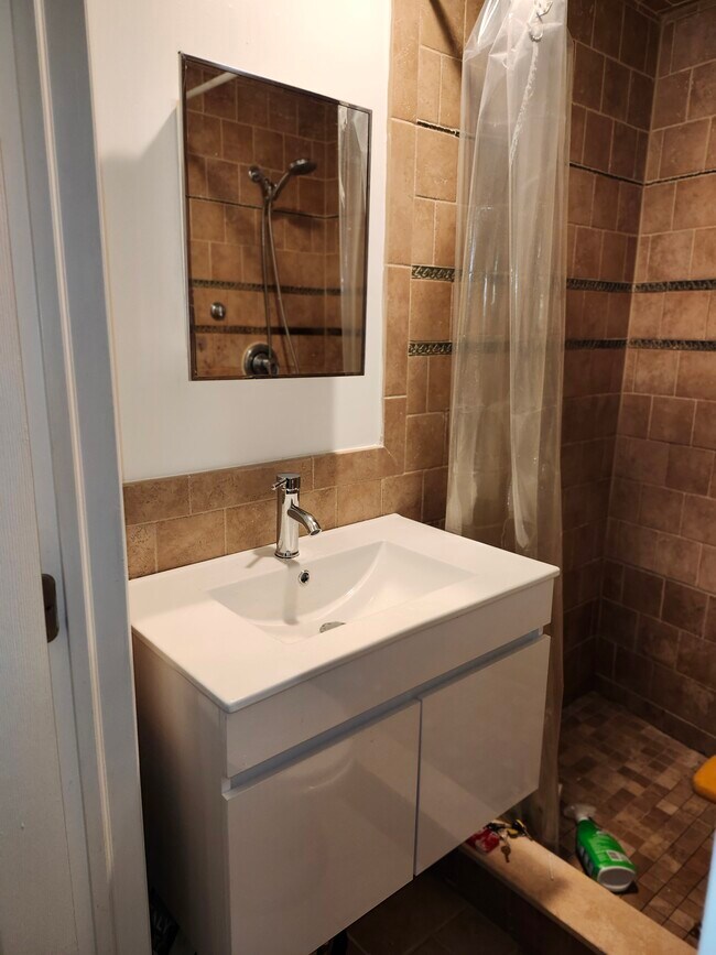 Photo - 733 Carpenter St