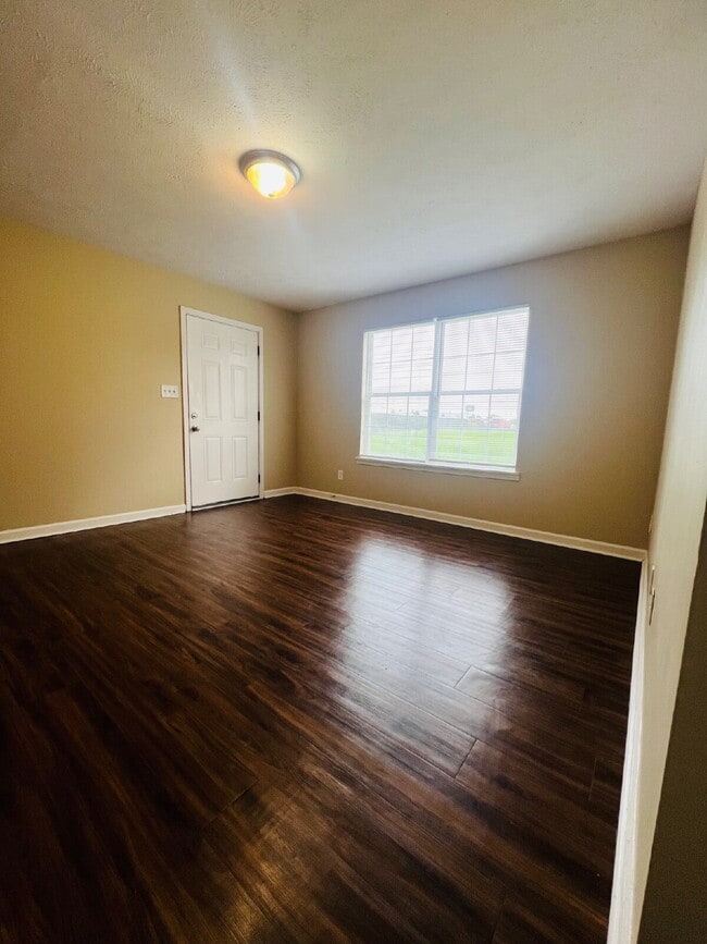 Photo - "Charming 2-Bedroom Gem in Clarksville – Cozy 965 Sq Ft Retreat!" 3854D Northeast Dr. Clarksville...