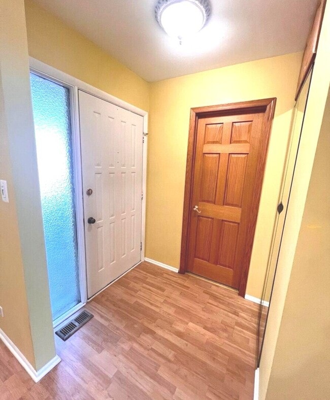 Photo - 823 Gladstone Dr