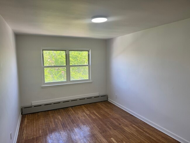 Bedroom 1: 10 x 16 - 727 E 101st St Apartamentos Unidad 2