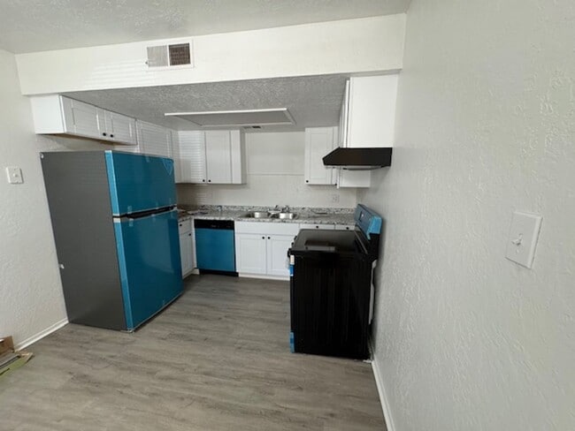 Building Photo - 1050 Meadowlark Ct SE Unit Apt. 2