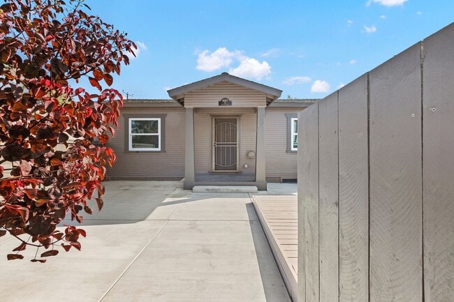 Building Photo - Delightful House With 2 Patios