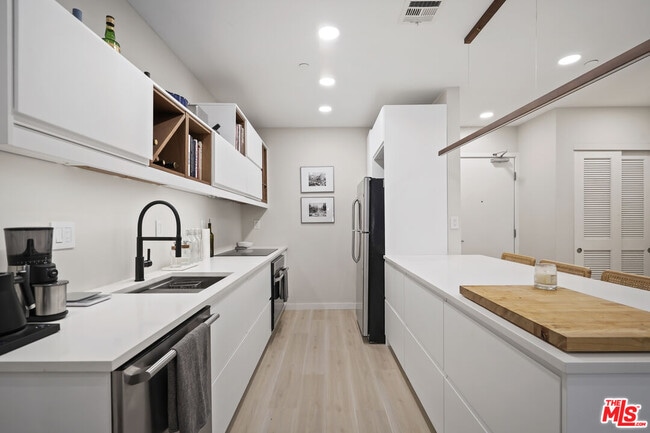 Photo - 630 W 6th St Unit 201