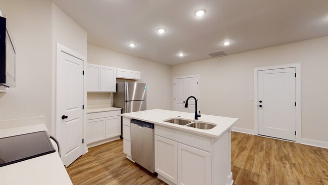 Building Photo - 1119 N Broadview Ln