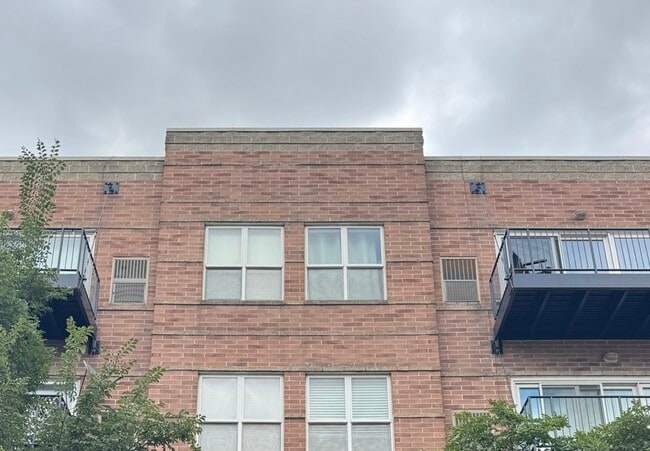 Building Photo - 647 N Green St Unit 207