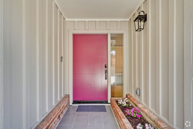 Building Photo - Gorgeous 4 bed, 3 bath home with a bonus r...