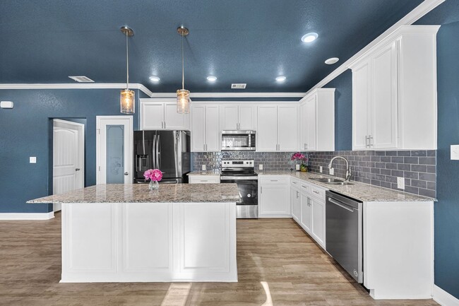 Photo - Modern 3 Bed / 2 Bath Home with Granite Kitchen & Full Fenced Yard in Temple