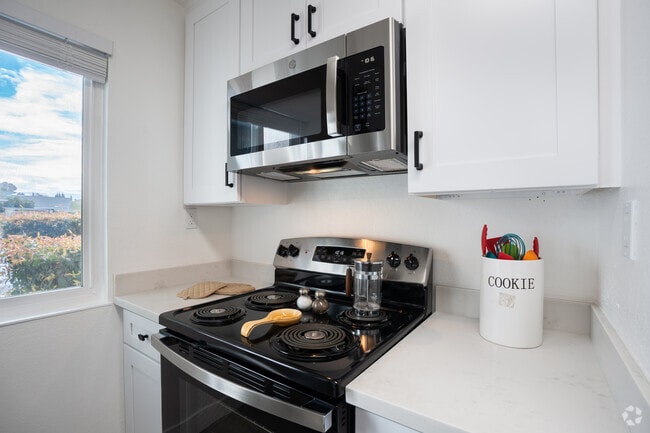 2BR, 1.5BA - 1000SF - Kitchen - Leafy Grove