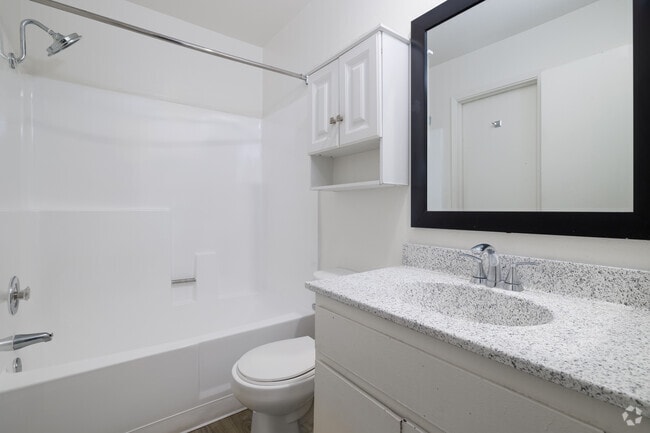 2BR, 1.5BA - 951SF - Primary Bathroom