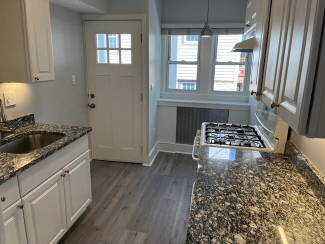 Building Photo - 7901 Greenwood Ave Unit Efficiency apartment