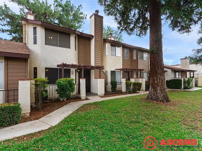 Building Photo - Stunning Townhome in Southwest Bakersfield!
