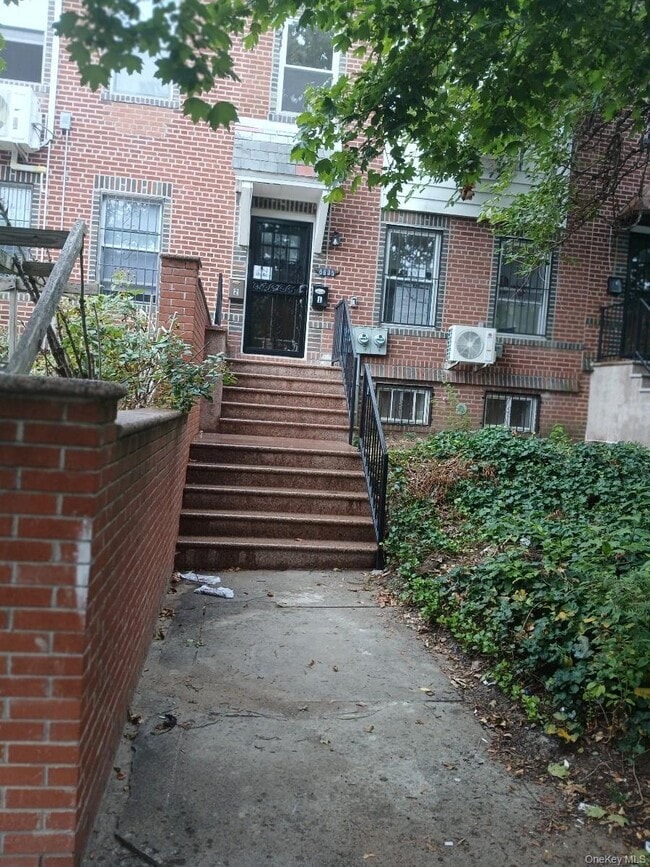 Building Photo - 66-35 Booth St Rental