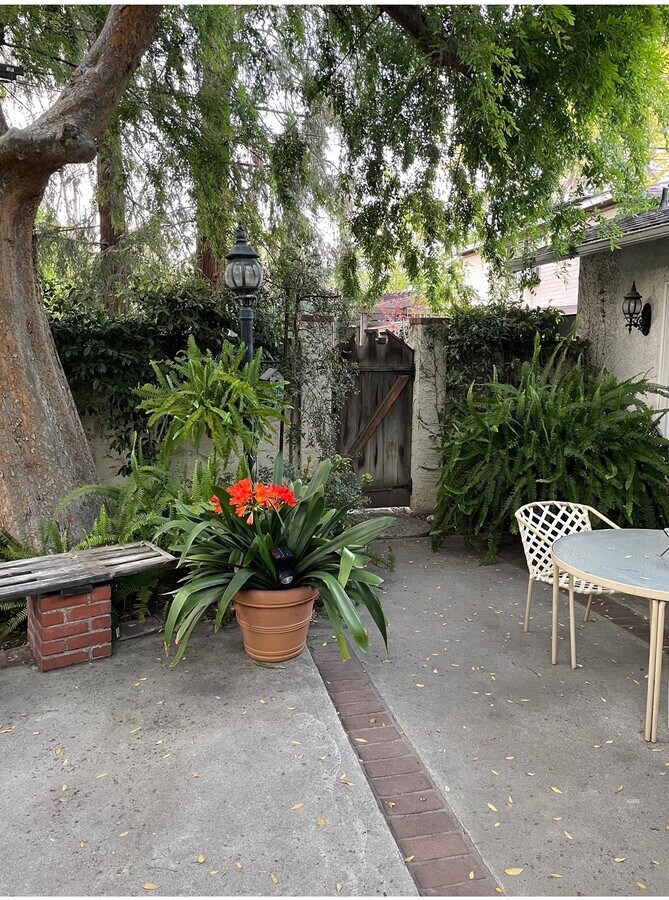 Private Backyard - 921 Oxford Ave