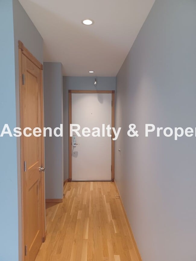 Photo - Stunning Views! 2 Level Condo Minutes to Downtown & PSU Incl Water/Sewer/Garbage & Parking Unidad 8