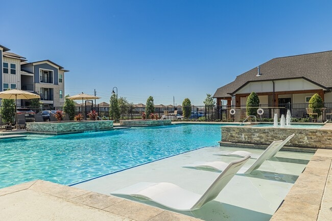 Keegan en la piscina Mission Glen - The Keegan at Mission Glen