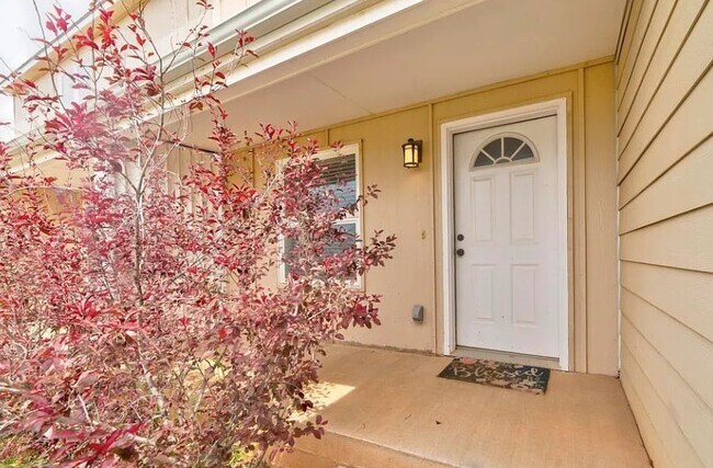 Photo - 925 E Person St