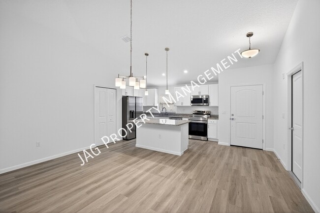 Photo - 615 Chaloupe St SE