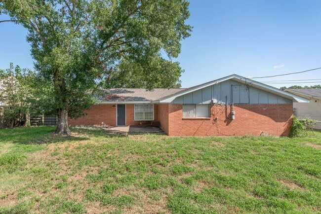 Photo - AUGUST PRE-LEASE Centrally Located Updated...