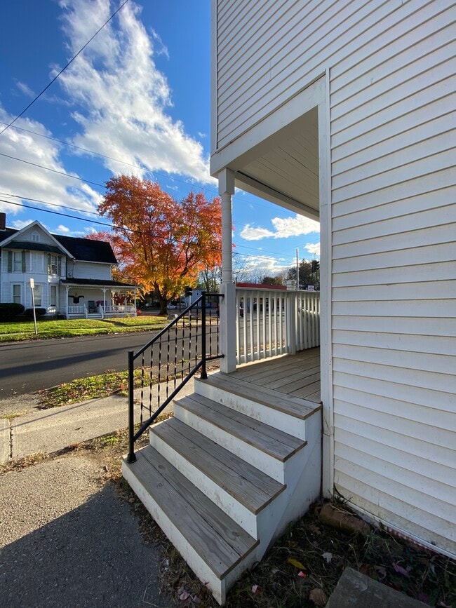 Photo - 470 W 2nd St Unit 1