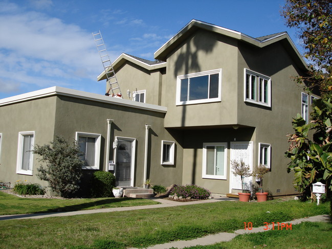 FRONT OF PROPERTY/UPPER UNIT