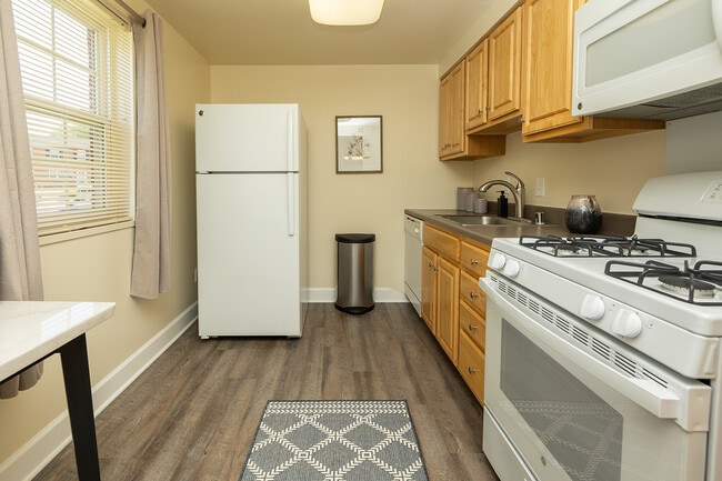 Colony Hill Apartments & Townhomes