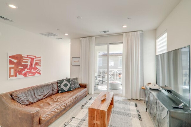 Building Photo - 37523 Sand Drift Rd Unit ID1304808P