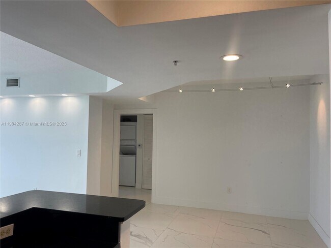 Photo - 18800 NE 29th Ave Unidad 825