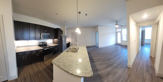 Open concept kitchen with island - 7350 Avenue C Unidad 4308