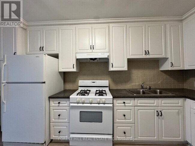 Photo - 1077 Bathurst St