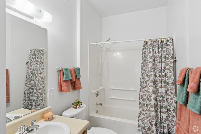 1BR, 1BA - 476SF - Bathroom