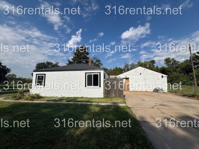 Building Photo - $1095 - 3 bed 1 bath - newly remodeled - S...
