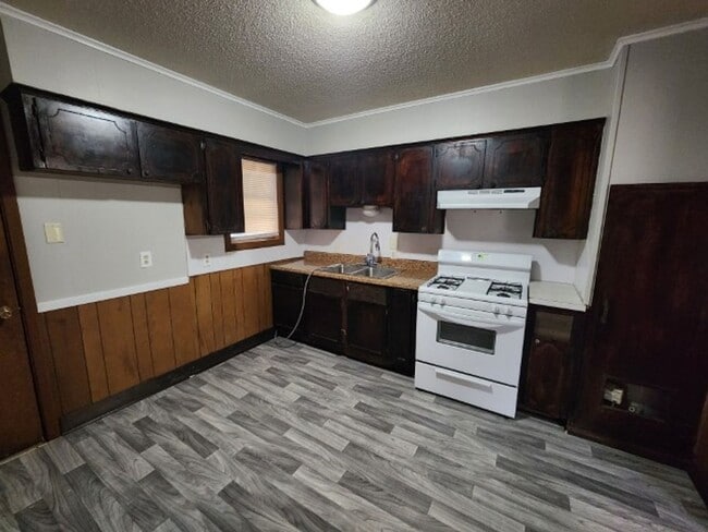 Photo - 813 W 37th St