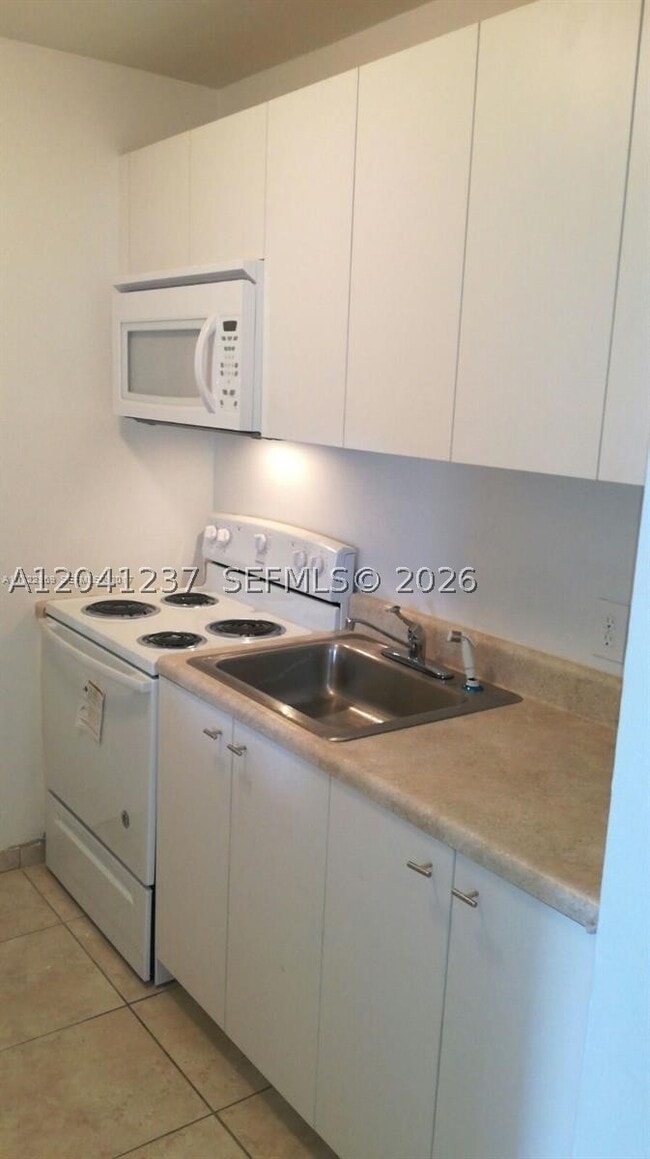 Building Photo - 2915 Plunkett St Unit 12D