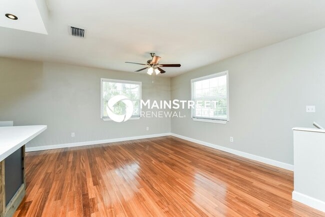 Photo - 3 Bedroom Pet-Friendly Home in Fort Myers, FL with Main Street Renewal