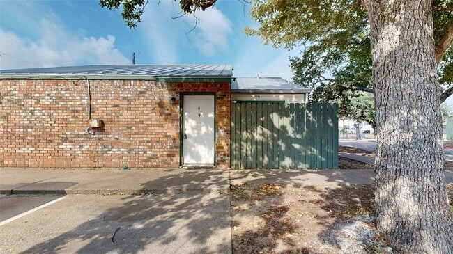 Building Photo - 725 Peppertree Dr Unit 9