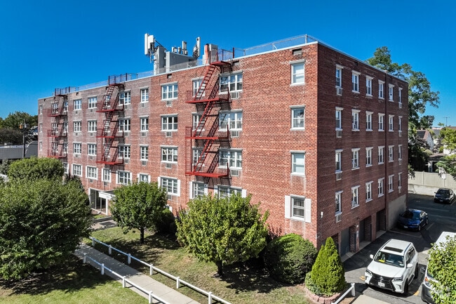 Maple Crest Apartments at Williston Park